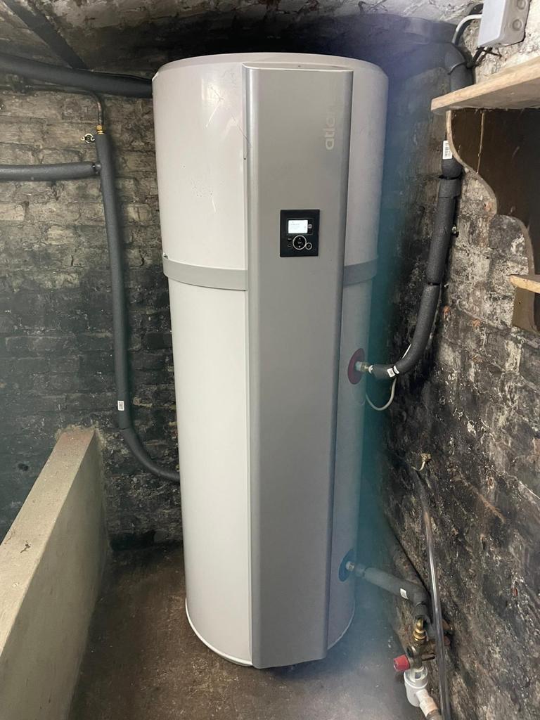 Chauffe-eau thermodynamique installé dans le garage d'une villa au Cannet-des-Maures