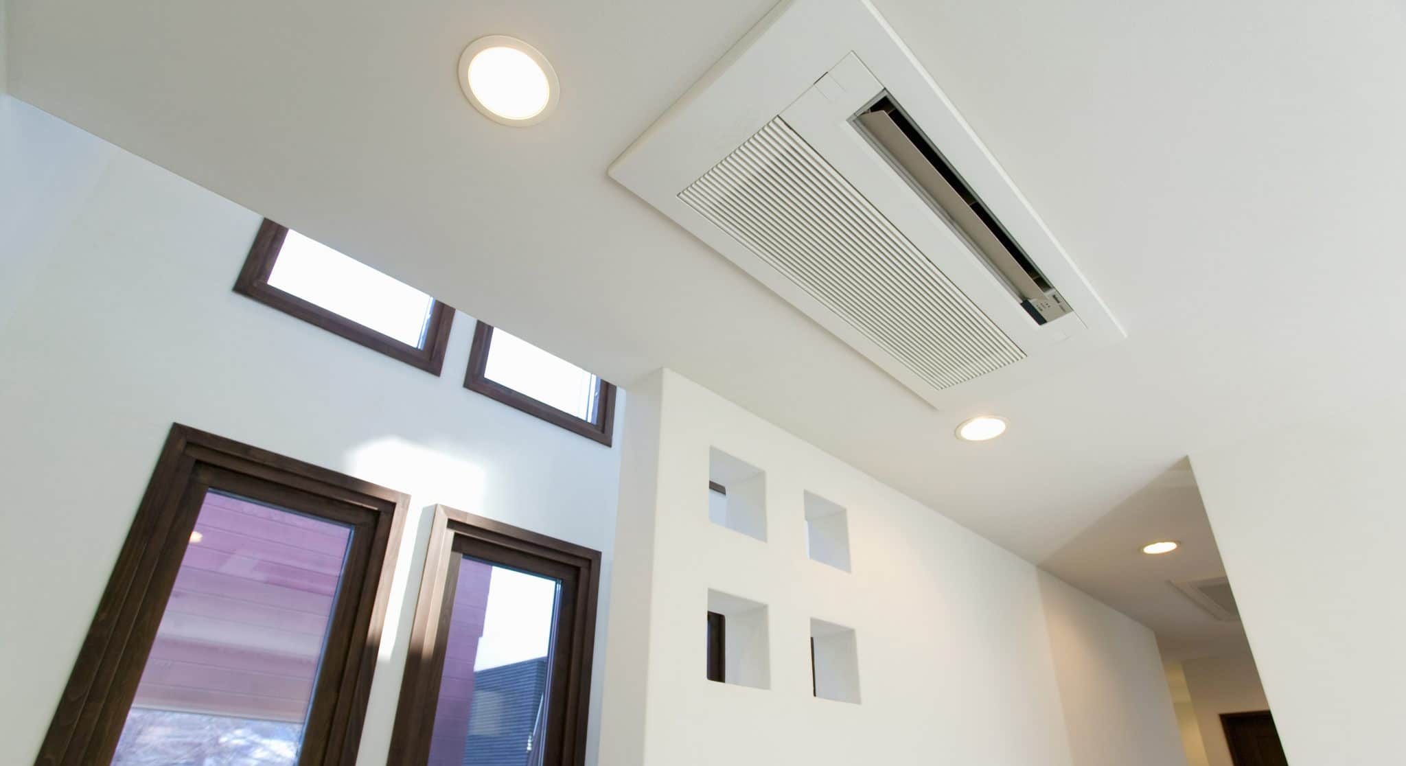 Grille de soufflage d'une climatisation gainable encastrée au plafond d'une villa au Cannet-des-Maures
