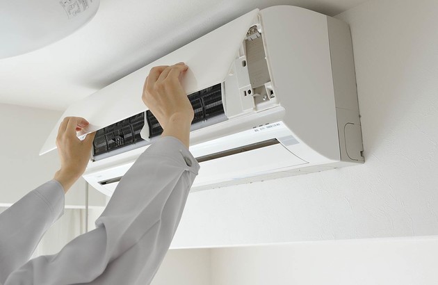 Pose d'une unité intérieure de climatisation multi-split dans une maison au Cannet-des-Maures