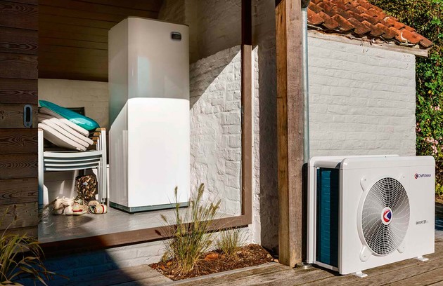 Pompe à chaleur air/eau installée au Cannet-des-Maures : unité extérieure et module intérieur dans une villa